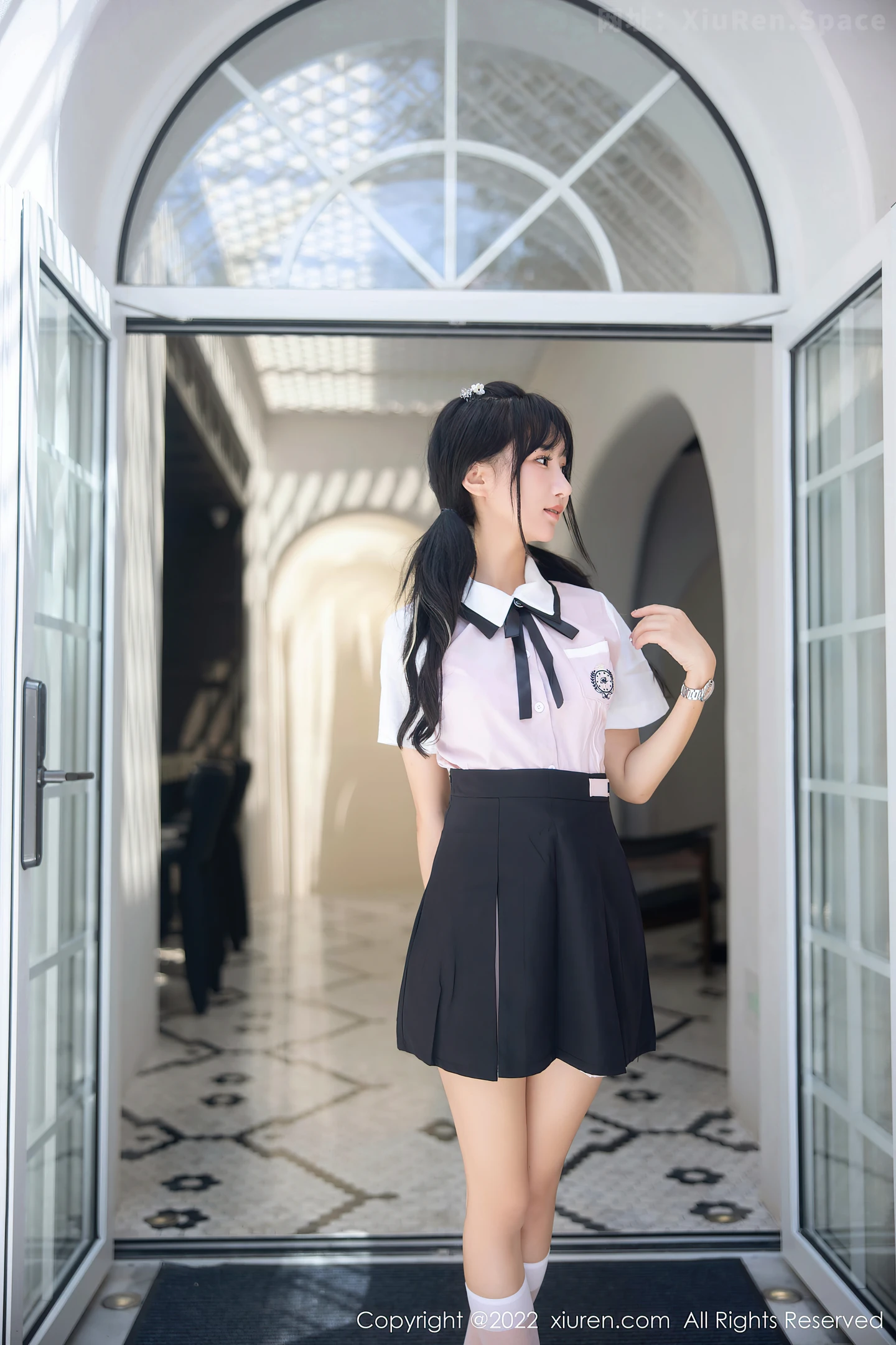 图片[4]-[XiuRen秀人网] VOL.5443 女神小果冻儿大理旅拍性感白T配黑短裙露粉色内衣迷人诱惑写真99P-秀人网官方网站